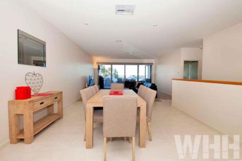 Adelphi Views On Luton Woodlands - Accommodation Resorts 2