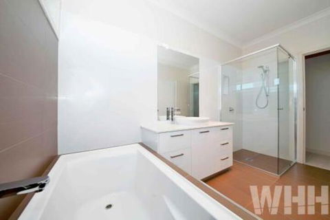 Adelphi Views On Luton Woodlands - Accommodation Resorts 4
