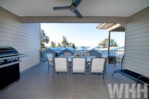 Adelphi Views On Luton Woodlands - Accommodation Resorts 6