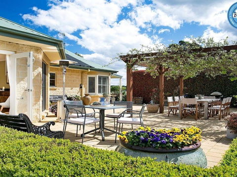 Sinden Park Garden Swimming Pool Rural Vistas - Accommodation Resorts 1