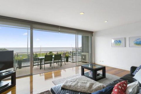 LOUTTIT BAY APARTMENT 1 Free Wifi Ocean Views & The Ultimate Location - Accommodation Resorts 0