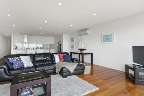LOUTTIT BAY APARTMENT 1 Free Wifi Ocean Views & The Ultimate Location - Accommodation Resorts 6