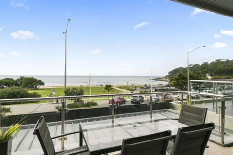 LOUTTIT BAY APARTMENT 1 Free Wifi Ocean Views & The Ultimate Location - Accommodation Resorts 5