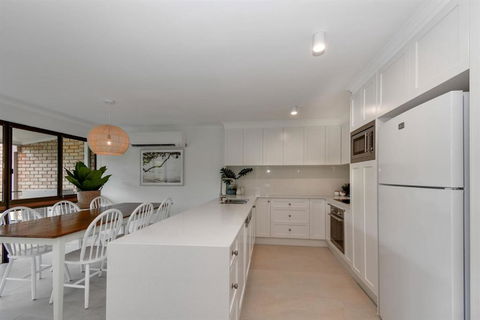 BEAUTIFULLY RENOVATED OCEANSIDE APARTMENT Lamer 9 - Accommodation Resorts 1