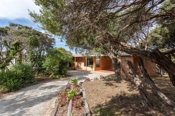 Latham Beach House - Accommodation Resorts 6