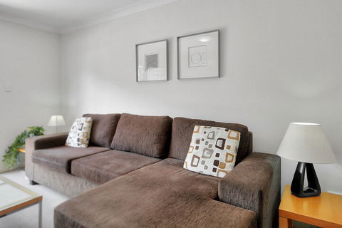 Airtrip Apartment On Russell St - Accommodation Resorts 4