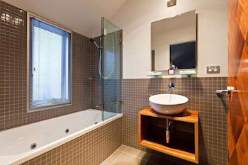 Twofourtwo Boutique Apartments - Accommodation Resorts 2