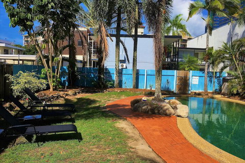 Reef Backpackers - Accommodation Resorts 2