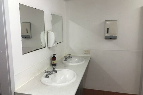 Reef Backpackers - Accommodation Resorts 6