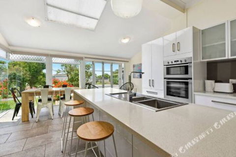 Rose Garden Spacious Family Home Near CBD - Accommodation Resorts 4