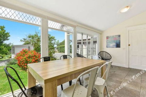 Rose Garden Spacious Family Home Near CBD - Accommodation Resorts 6