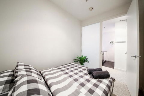 A Spacious & Central 2BR Apt Near Flinders Station - Accommodation Resorts 1