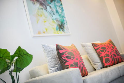 A Comfy & Central 2BR Apt Near Flinders Station - Accommodation Resorts 1