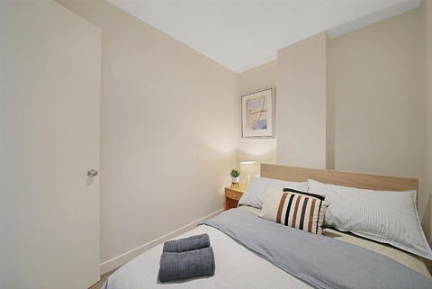 A Comfy & Central 2BR Apt Near Flinders Station - Accommodation Resorts 6