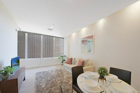 A Comfy & Central 2BR Apt Near Flinders Station - Accommodation Resorts 5
