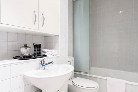 LUCY Stylish City Vibe & Views - Accommodation Resorts 4