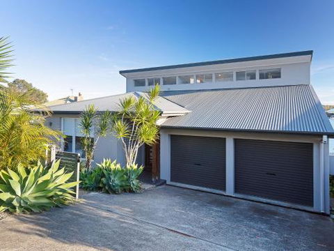 Absolute Waterfront Lakehouse Fishing Point Waterfront Pool Jetty - Accommodation Resorts 3