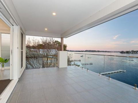 Absolute Waterfront Lakehouse Fishing Point Waterfront Pool Jetty - Accommodation Resorts 4