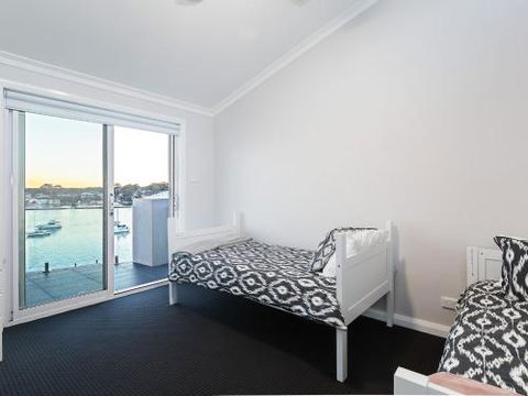 Absolute Waterfront Lakehouse Fishing Point Waterfront Pool Jetty - Accommodation Resorts 2