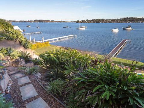Absolute Waterfront Lakehouse Fishing Point Waterfront Pool Jetty - Accommodation Resorts 6