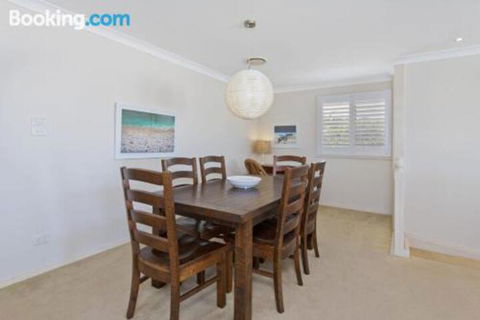 SEASCAPE An Enticing Lakeside Escape - Accommodation Resorts 6