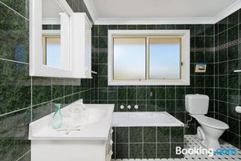 SEASCAPE An Enticing Lakeside Escape - Accommodation Resorts 5