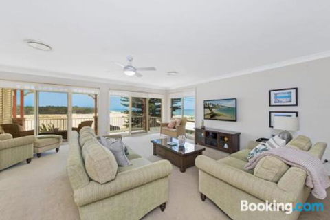 SEASCAPE An Enticing Lakeside Escape - Accommodation Resorts 3