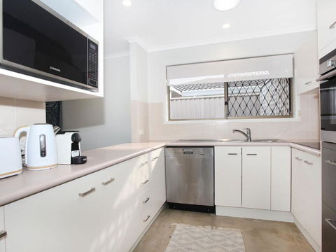 April 19 4 Bedroom Home On Canal With Pool Pontoon Aircon & WiFi! - Accommodation Resorts 6