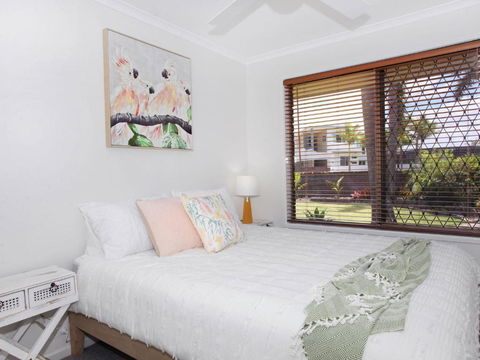 April 19 4 Bedroom Home On Canal With Pool Pontoon Aircon & WiFi! - Accommodation Resorts 5