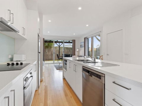 NORMANBY Coastal FREE WIFI & NETFLIX - Accommodation Resorts 4