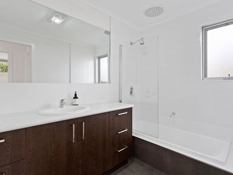 NORMANBY Coastal FREE WIFI & NETFLIX - Accommodation Resorts 6