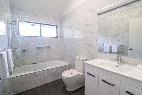 Wintersun Villa In Raffertys Resort - Accommodation Resorts 4