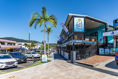 Airlie Sun & Sand Accommodation 3 - Accommodation Resorts 0