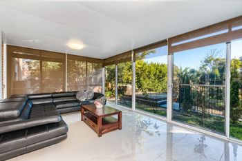 Spacious 4 Bedroom House The Hill - Accommodation Resorts 0