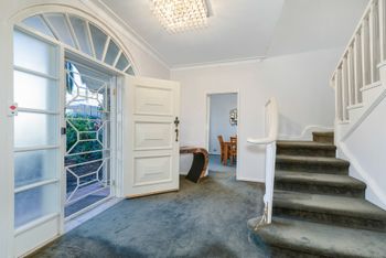 Spacious 4 Bedroom House The Hill - Accommodation Resorts 2