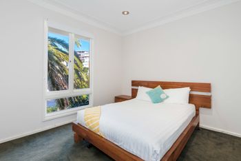 Spacious 4 Bedroom House The Hill - Accommodation Resorts 4