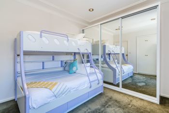 Spacious 4 Bedroom House The Hill - Accommodation Resorts 3