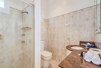 Spacious 4 Bedroom House The Hill - Accommodation Resorts 1