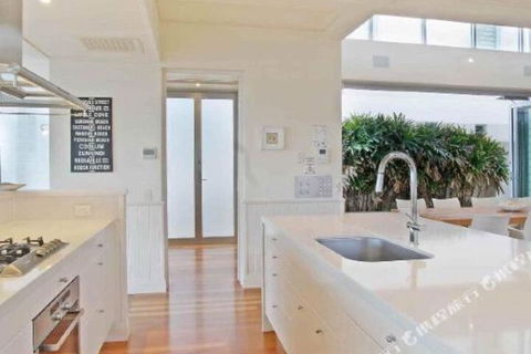 R & W Noosa Holidays 19 The Esplanade - Accommodation Resorts 4