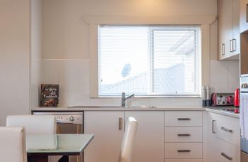 Spacious & Bright 4 Bedroom Home - Accommodation Resorts 2