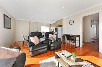 Spacious & Bright 4 Bedroom Home - Accommodation Resorts 1