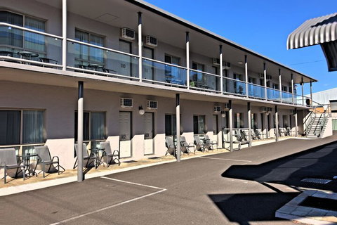 New England Motor Inn - Accommodation Resorts 7