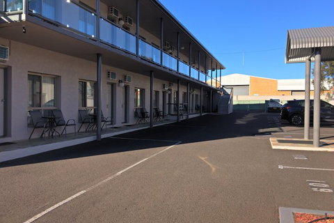 New England Motor Inn - Accommodation Resorts 4