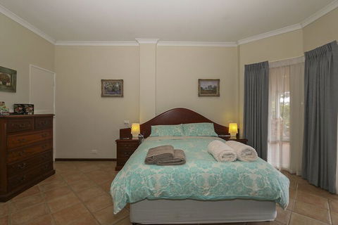 The Good Life B & B - Accommodation Resorts 2