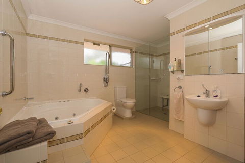 The Good Life B & B - Accommodation Resorts 5