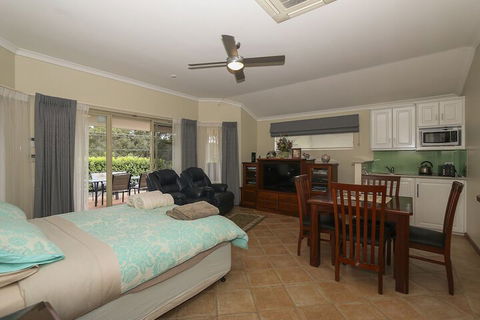 The Good Life B & B - Accommodation Resorts 4