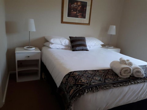 On The Banks - Accommodation Resorts 4