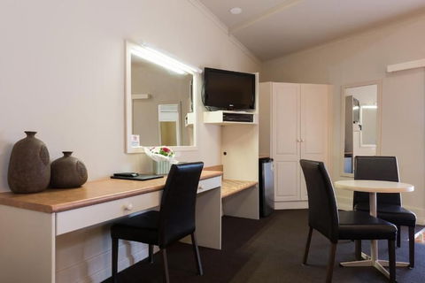 Bowen Inn Motel - Accommodation Resorts 6