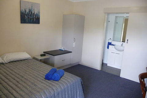 Moura Motel - Accommodation Resorts 7
