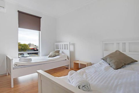 Adelaide Holiday Homes - Accommodation Resorts 1